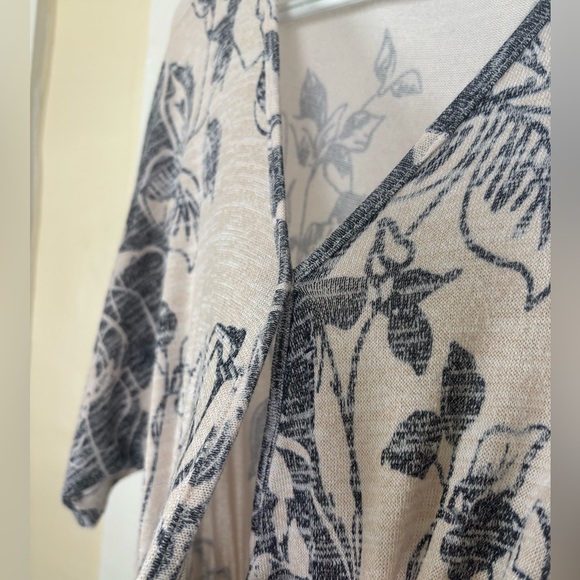 Ginger G Boho Summer Floral Print Flowy V-Neck Lined Romper - Picture 3 of 11